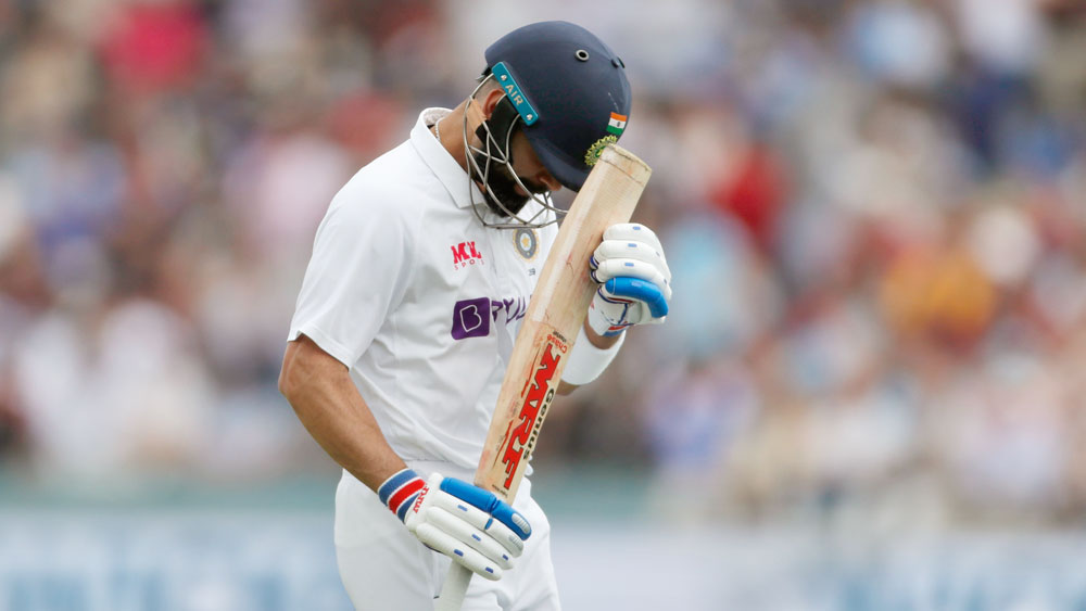 নিজের প্রতি অসন্তুষ্ট। মাথা হেঁট করে মাঠ ছাড়ছেন বিরাট কোহলী। ছবি - পিটিআই 