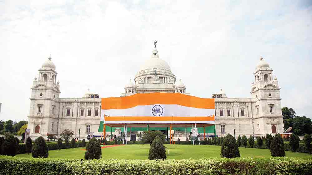 উদ্‌যাপন: দেশের ৭৫তম স্বাধীনতা দিবস উপলক্ষে বিশাল জাতীয় পতাকায় সাজানো হয়েছে ভিক্টোরিয়া মেমোরিয়াল। রবিবার। 