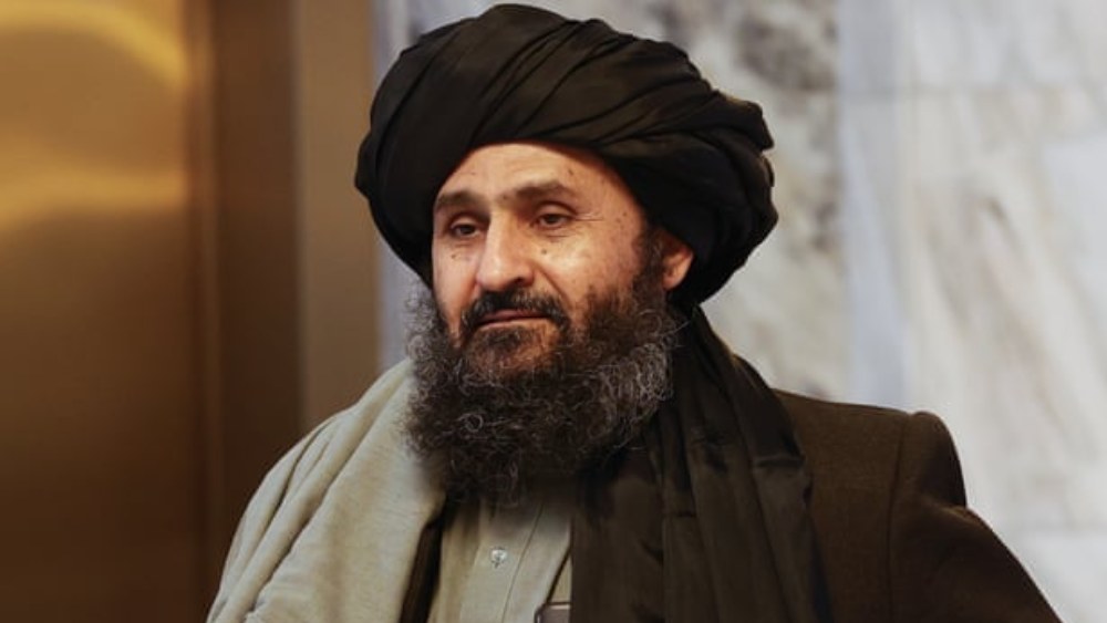 নাম মোল্লা আবদুল গনি বেরাদর। তবে তালিবানের কাছে তিনি জনপ্রিয় 'মোল্লা ব্রাদার আখুন্দ' নামে।  