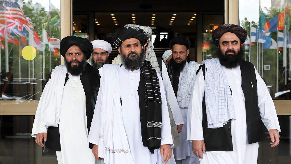 পার্সি  শব্দ 'বেরাদর' ইংরেজিতে হয়েছে 'ব্রাদার' যার অর্থ 'ভ্রাতা'। 'আখুন্দ' শব্দটিও পার্সি। ‘আখুন্দ’ উপাধি দিয়ে সাধারণত পণ্ডিতদেরই কথাই বোঝানো হয়।