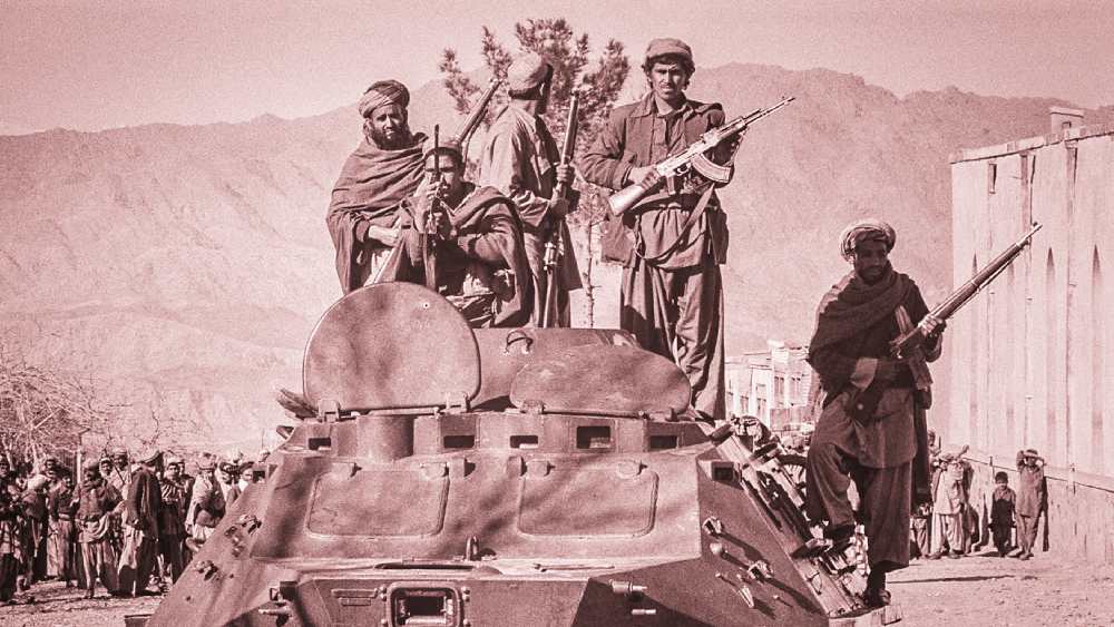 নামের সঙ্গে 'পণ্ডিত' জুড়লেও বেরাদরের শিক্ষা সংক্রান্ত কোনও তথ্য কোথাও নেই। তবে দেশের হয়ে যুদ্ধ করছেন কিশোর বয়স থেকেই। আটের দশকে সোভিয়েতের নিয়ন্ত্রণে চলা আফগান শাসকের বিরুদ্ধে যুদ্ধ করেছেন। তখনই আফগান মুজাহিদিনের সদস্যও হয়েছিলেন। বেরাদরের সহযোদ্ধা ছিলেন তালিবানদের প্রতিষ্ঠাতা মহম্মদ ওমর। ১৯৯২ সালে দীর্ঘ লড়াইয়ের পর সোভিয়েত নিয়ন্ত্রণ থেকে মুক্ত হয় আফগানিস্তান।