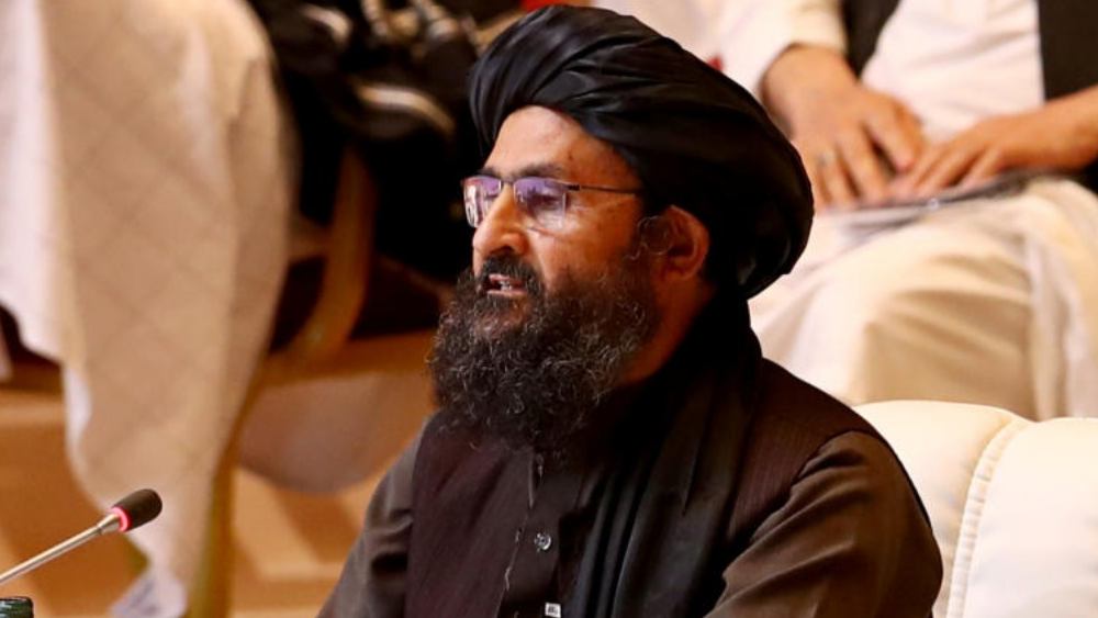 তালিবানের যাত্রা তখন থেকেই শুরু। আর ঠিক পাঁচ বছরের মাথাতেই সাফল্য আসে। ১৯৯৬ সালে আফগানিস্তানের দখল নেয় তালিবান। রবিবার রাতে যে ভাবে কাবুল দখল করেছে তারা, ঠিক সে ভাবেই আফগানিস্তানে শুরু হয় তালিবানি শাসন। সেই রাষ্ট্রেও প্রধান ছিলেন ওমরই। বেরাদর দায়িত্ব নেন আফগান সেনাদের। সেই পদ বহু বার বদলেছে। ২০০১ সালে মার্কিন সেনারা যখন আফগানিস্তান থেকে তালিবানকে উৎখাত করে, তখন বেরাদর ছিলেন আফগানিস্তানের উপপ্রতিরক্ষা মন্ত্রী।