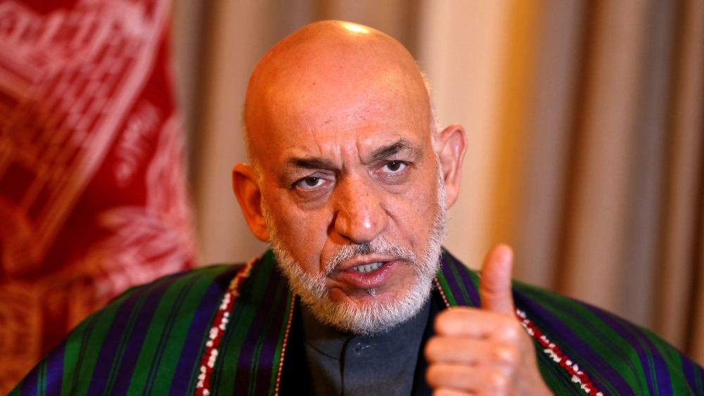 আফগানিস্তান থেকে পালিয়ে পাকিস্তানে আশ্রয় নিয়েছিলেন বেরাদর। সেখানেই তালিবানদের প্রশাসনিক সংগঠন কোয়েত্তা সুরা গঠন করেন। তার পর বহু বার তালিবানের তরফে বোঝাপড়ার বার্তা নিয়ে আফগান প্রশাসনের সঙ্গে কথা বলেছেন বেরাদর। প্রাক্তন প্রেসিডেন্ট হামিদ কারজাইয়ের সঙ্গে সেই কথা অনেক দূর এগিয়েওছিল। একটা সময়ে বেরাদরকে তালিবানের 'শান্তির মুখ' হিসবে দেখতে শুরু করেছিল আন্তর্জাতিক দুনিয়াও। কিন্তু ২০১০ সালে আচমকাই বেরাদরকে গ্রেফতার করে পাকিস্তান।