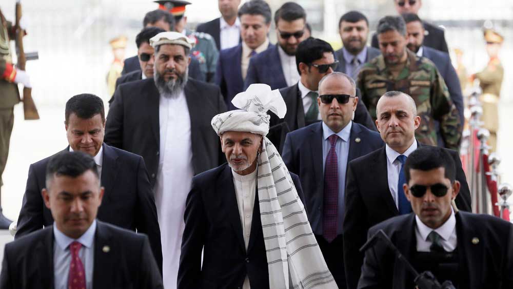 সোভিয়েত শাসনের সময়কার ঝড়-ঝাপটা, গৃহযুদ্ধ, তালিবানি রাজত্ব— বিদেশে বাস করে এ সবের কোনও আঁচই পাননি গনি। 