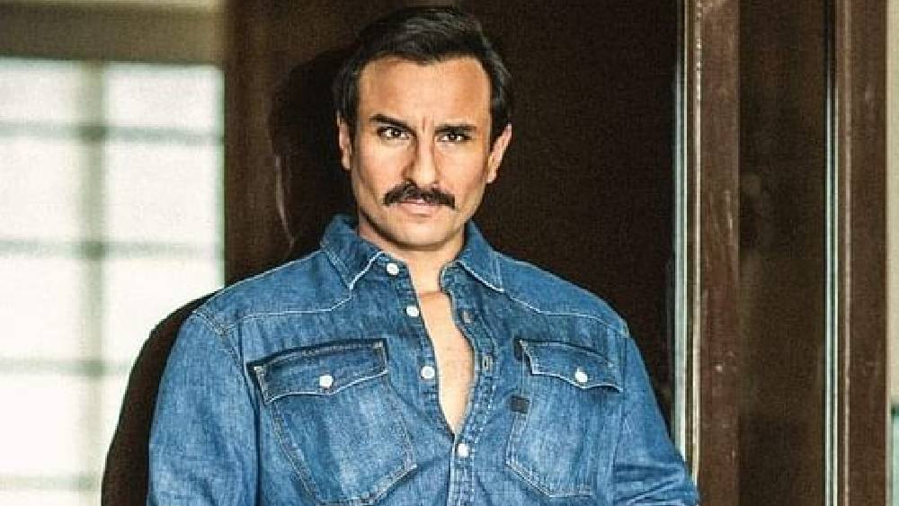 ইকবাল মীর শর্মা নামে এক প্রবাসী ব্যবসায়ী হোটেলে সইফদের প্রচণ্ড হাসাহাসিতে আপত্তি জানিয়েছিলেন। তাতেই নাকি প্রচণ্ড ক্ষুব্ধ হয়ে সইফ তাঁকে ধমকাতে শুরু করেন। এমনকি রাগ সামলাতে না পেরে সেই ব্যবসায়ীর নাকে ঘুসি মেরে দেন ‘ওমকারা’-র ‘ল্যাংড়া ত্যাগি’।