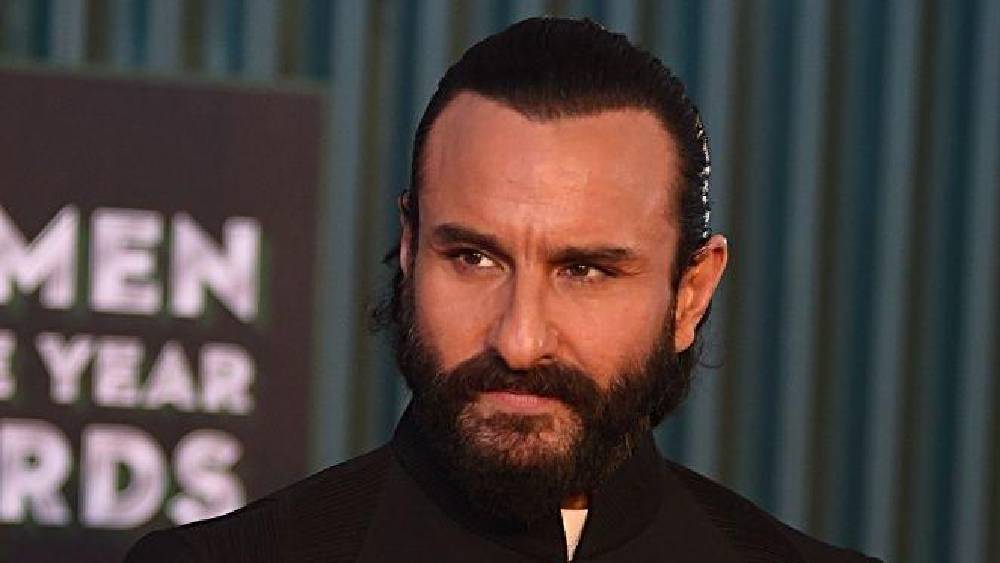 সইফ যদিও সাফাই দিতে গিয়ে অন্য কাহিনি শুনিয়েছিলেন। তাঁর অভিযোগ অনুযায়ী, সেই ব্যবসায়ী অভিনেতার সঙ্গে থাকা মহিলাদের অসম্মান করছিলেন।  ইকবাল এত সহজে ছেড়ে দেওয়ার পাত্র ছিলেন না। সইফকে আদালত পর্যন্ত টেনে নিয়ে গিয়েছিলেন তিনি।