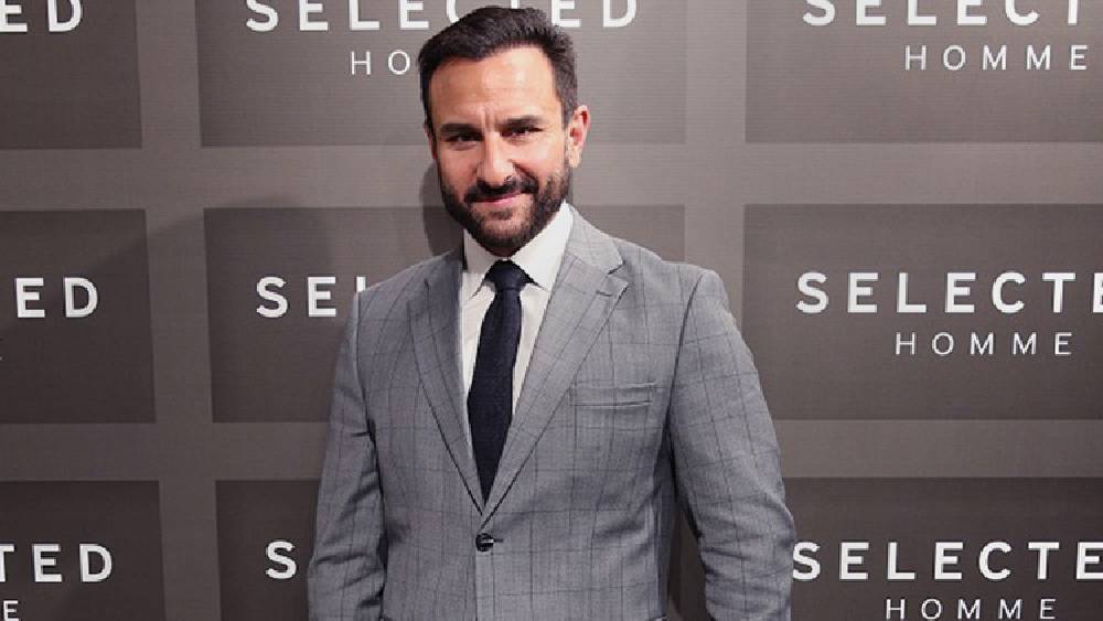 তবে একদম শুরুতেই পদ্মশ্রী ফিরিয়ে দিতে চেয়েছিলেন সইফ। তিনি মনে করেছিলেন, সরকারের কাছ থেকে এত বড় সম্মান পাওয়ার যোগ্যতা তাঁর নেই। বাবা মনসুর আলি খান পটৌডির উপদেশ মেনে পদ্মশ্রী গ্রহণ করেছিলেন সইফ।