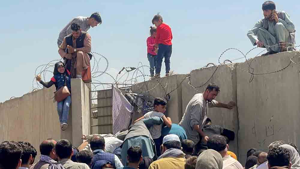 দেওয়াল টপকে বিমানবন্দরে ঢোকার চেষ্টা।