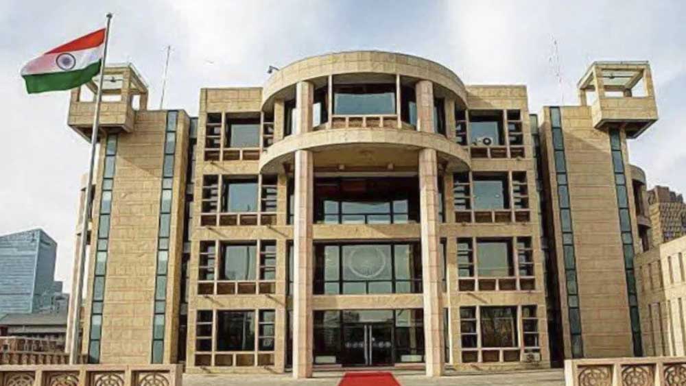 পরিস্থিতির উপরে নজর রাখছে ভারতীয় দূতাবাস। রবিবার রাতেই দূতাবাসকে ‘কনসুলার অ্যাকসেস’ দিয়েছিল ফ্রান্স। দূতাবাসের তরফে জানানো হয়েছিল, ফরাসি সরকারের সঙ্গে যোগাযোগ রাখা হচ্ছে। রাতেই ফরাসি বিচারবিভাগ সূত্রে খবর মিলেছিল, আটক ৩০৩ জন ভারতীয়ের অধিকাংশই সোমবার মুক্তি পাবেন।