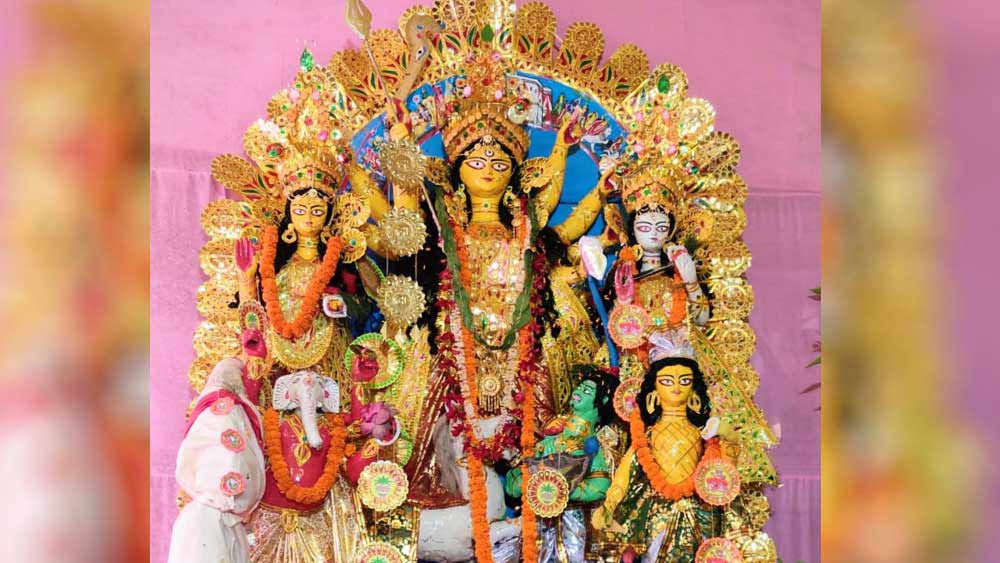 নিজেই পটুয়া। বাড়িতেই একচালা প্রতিমা বানান সৌগত।