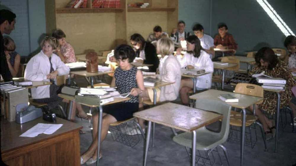 এই দৃশ্যটি কোনও হলিউড ছবির নয়। কাবুল বিশ্ববিদ্যালয়ের একটি ক্লাসরুমের। সে সময়ে মেয়েদের পড়াশোনা কোনও বাধা ছিল না। পাশাপাশি বোরখা পরা নিয়ে কোনও রকম বাধ্যতাও ছিল না। ছয়ের দশকে মেয়েরা পশ্চিমী পোশাকে যথেষ্ট স্বচ্ছন্দ ছিলেন। সে সময়ে আফগানিস্তানে গোটা দুনিয়ার পর্যটকদের আনাগোনা ছিল। তাই পশ্চিমী সংস্কৃতির আদান-প্রদান চলত স্বাভাবিক নিয়মেই।