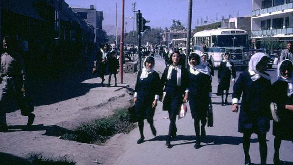 ছেলে-মেয়েরা একসঙ্গে পড়াশোনা নিয়ে কোনও রকম নিষেধ ছিল না। ছেলেদের সঙ্গে সমান তালে তাঁরা সব বিষয়ে পড়াশোনাও করতেন।