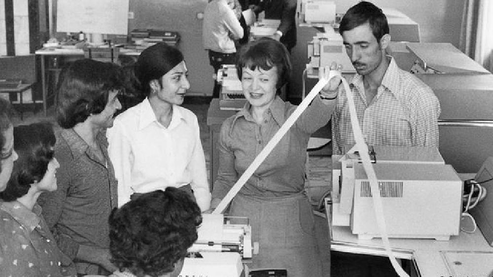 ছেলেদের সঙ্গে বিশ্ববিদ্যালয়ে চলছে মেয়েদেরও কম্পিউটারের ক্লাস। প্রযুক্তি নিয়ে পড়াশোনায় পিছিয়ে ছিলেন না মেয়েরা।