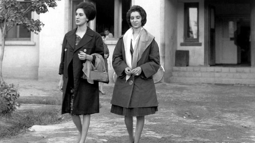 আফগানি মেয়েরা সে সময়ে পড়াশোনা এবং কাজের জগতে যতটা দক্ষ ছিলেন, ততটাই সাজ নিয়ে শৌখিন ছিলেন। আফগানি শৌখিনীদের নামডাক তখন ছিল বিশ্বজোড়া। নানা ধরনের পোশাকে সেই সময়ে ভরে থাকত মেয়েদের আলমারি।