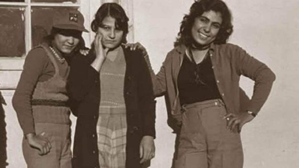 স্কার্ট, ডাংগ্রি প্যান্ট, বেলবটম ট্রাউজারের মতো ছয় এবং সাতের দশকের পোশাক তখন আফগানিস্তানে হামেশাই দেখা যেত। পোশাকের সঙ্গে মেয়েদের চুলের ধরনেও সেই সময়ের ফ্যাশনেব্‌ল ছোঁয়া ছিল।