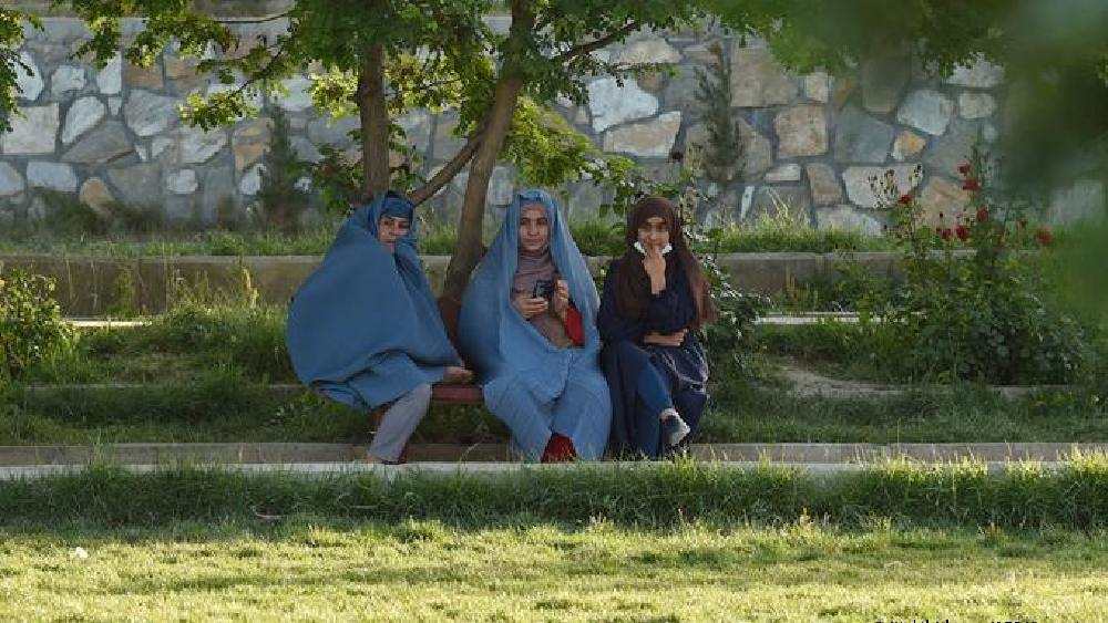 তালিবানি শাসন ফের শুরু হওয়ায় আফগানি মেয়েদের ভবিষ্যৎ যথেষ্ট উদ্বেগজনক। যেহেতু তালিবানি ফতোয়া অনুযায়ী মেয়েদের কোনও রকম বাড়ির বাইরের কাজ করা মানা, তাই এখন যে মেয়ের কর্মরত, তাঁদের কাজ নিয়ে সংশয় তৈরি হয়েছে।