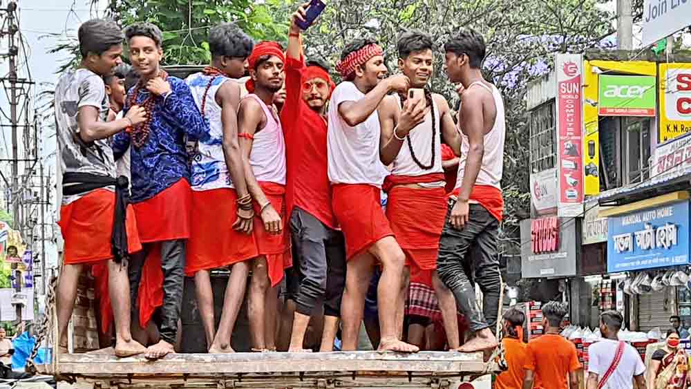 করোেনা কমলেও মানুষ বেপরোয়া। 