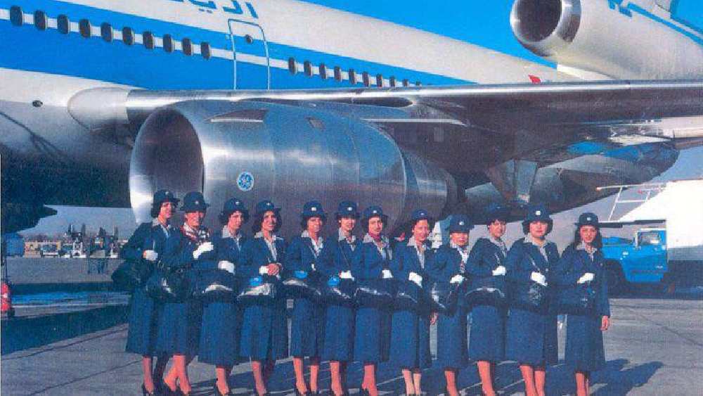 আফগান এয়ারলাইনসের বিমানসেবিকারা। তালিবানি ফতোয়া অনুযায়ী মেয়েদের ঘরের বাইরে কোনও রকম পেশার সঙ্গে যুক্ত থাকা চলবে না। আগে অবশ্যই এমন কোনও নিয়ম ছিল না।