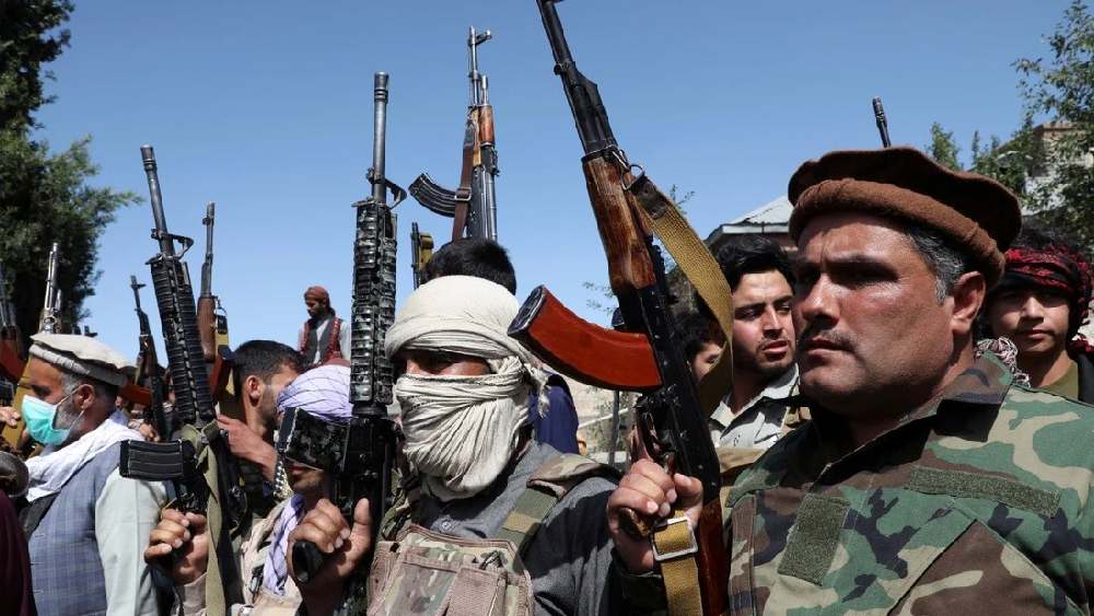 চরমপন্থী শরিয়তি আইন মানা শাসক তালিবান। তাদের সঙ্গে অত্যাধুনিক বিদেশি অস্ত্রের সম্ভার কতটা মারণাত্মক হতে পারে তা ভেবে কূল কিনারা পাচ্ছেন না আন্তর্জাতিক পর্যবেক্ষকরা। অথচ এই পরিস্থিতিতে ওই অস্ত্রভাণ্ডার তালিবানদের হাতে যাওয়া আটকানোর কোনও উপায়ও দেখছেন না তারা। 