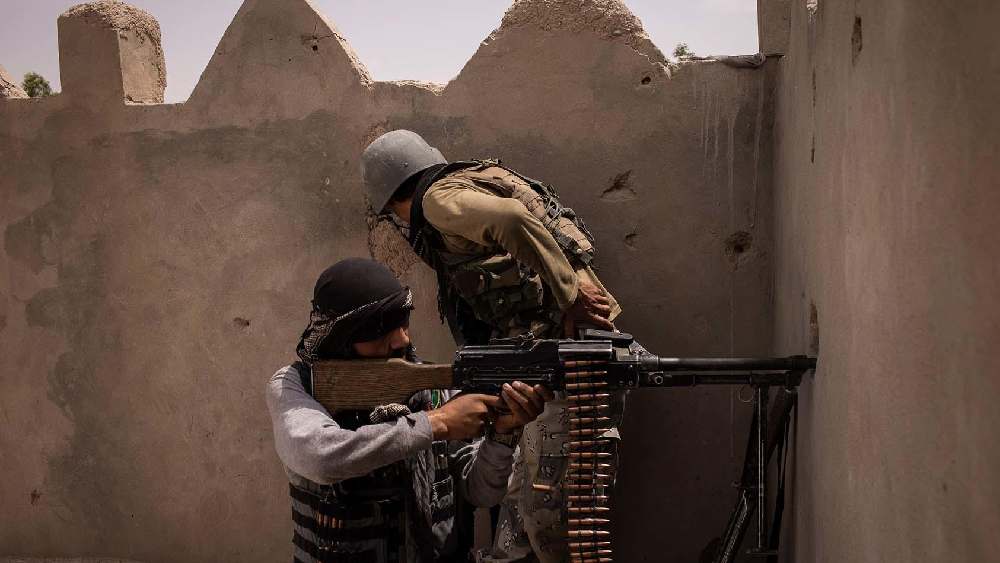 আমেরিকার সেনাবাহিনীর ওই বায়োমেট্রিক যন্ত্র আদতে আফগানবাসীর আঙুলের ছাপ এবং চোখের মণি সংক্রান্ত গুরুত্বপূর্ণ বায়োমেট্রিক তথ্যের বিপুল ভাণ্ডার। নাম এইচআইআইডিই। 