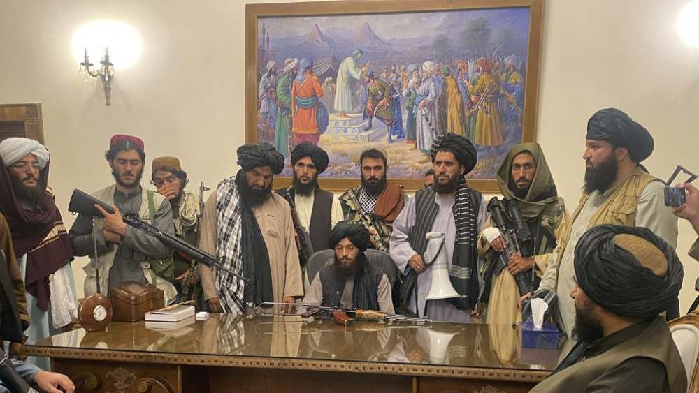 এই যন্ত্র ব্যবহার করে চাইলে আফগানিস্তানের কেন্দ্রীয় তথ্য ভাণ্ডারেও ঢোকা যায়। শুধু তা-ই নয়, বিশ্লেষকরা জানাচ্ছেন, আফগান-আমেরিকান যৌথবাহিনীকে কারা সাহায্য করেছিল তা জানতেও সাহায্য করতে পারে এইচআইআইডিই। তবে এই যন্ত্র হাতে পাওয়ার পর আফগানবাসীর ব্যক্তিগত তথ্য তালিবানের কাছে কতটা ফাঁস হয়েছে, তা এখনও জানা যায়নি। 