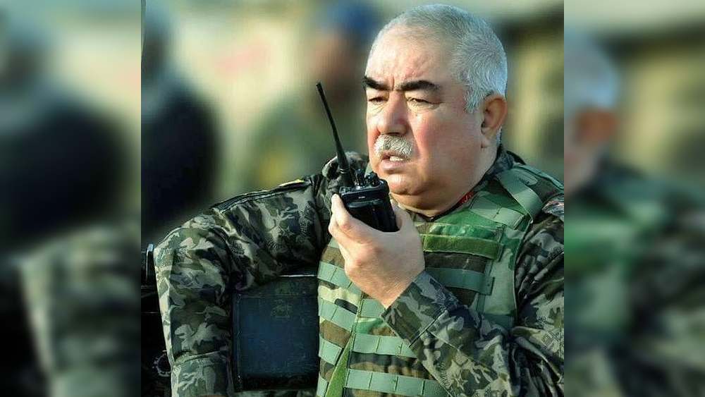 এ তো গেল তথ্য-অস্ত্রের কথা। যা অপব্যবহারে মারাত্মক আকার নিতে পারে বলে আতঙ্কে ভুগছেন পর্যবেক্ষকরা। পাশাপাশি তালিবরা দখল নিয়েছে আফগানিস্তানের ‘যুদ্ধপতি’র প্রাসাদেরও। জেনারেল আবদুল রশিদ দোস্তম। আফগানিস্তানে ন্যাটোর অন্যতম সমর্থক ছিলেন তিনি। তাঁকে যুদ্ধপতি সম্বোধন করা হয় আফগানিস্তানে। দোস্তম প্রাসাদে বসে সোনার পাত্রে চা খেতে দেখা গিয়েছে তালিবদের। 