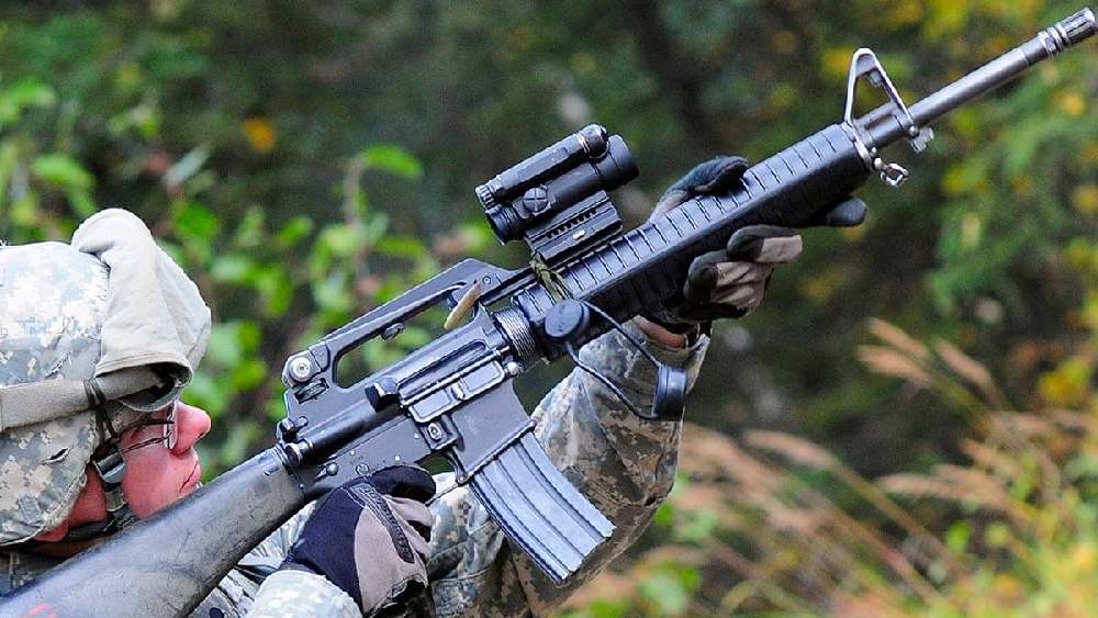 ভিডিয়ো ফুটেজে তালিবান নেতাদের হাতে গাড়ি বোঝাই করে অস্ত্র তুলে দিতে দেখা গিয়েছে আফগান সেনাদের। তাতে এম ১৬এ২, এম৪ কার্বাইন এবং কোল্ট কানাডা সি৭ জাতীয় অ্যাসল্ট রাইফেল রয়েছে। 