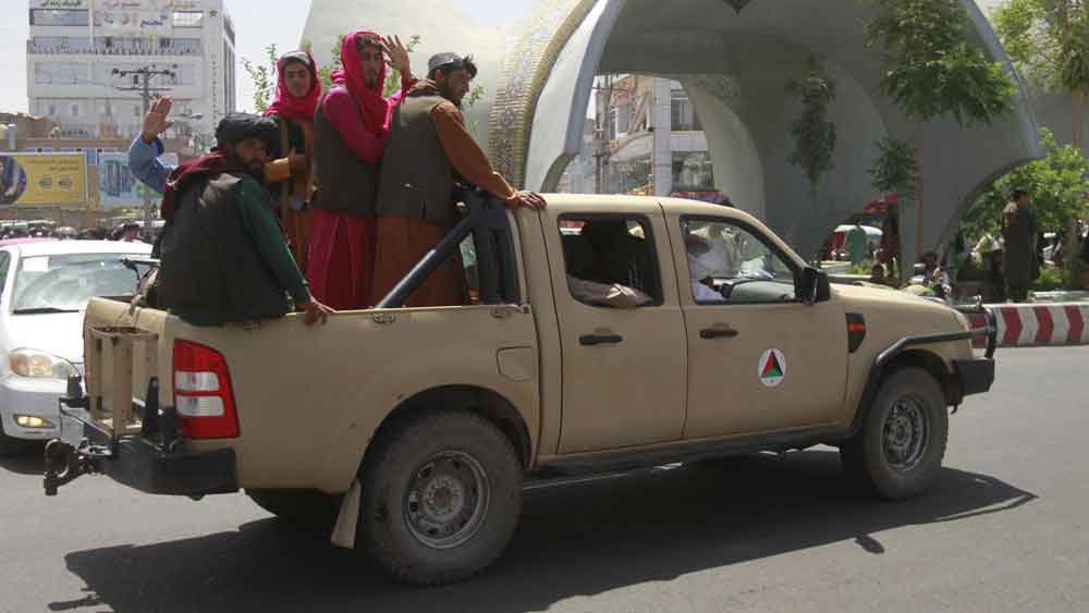 সেনার যানে তালিবান টহল।