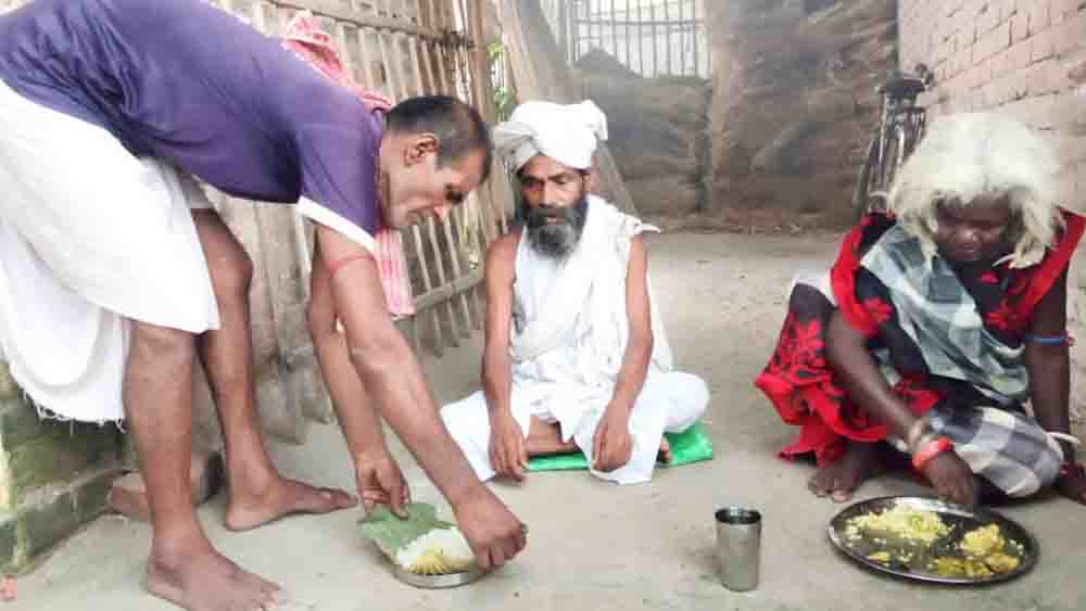 রাস্তার ভবঘুরেদের খাওয়াচ্ছেন স্বপন কর্মকার। জলঙ্গির নওদাপাড়ায়।