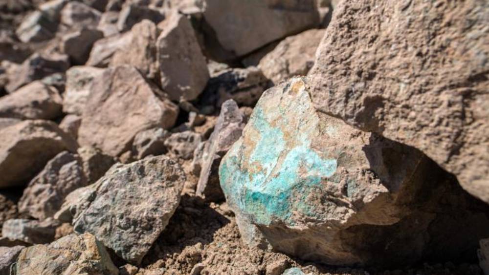 পাথরের গায়ে লেগে রয়েছে তামা (সবুজ রং)। আফগানিস্তানে। -ফাইল ছবি।