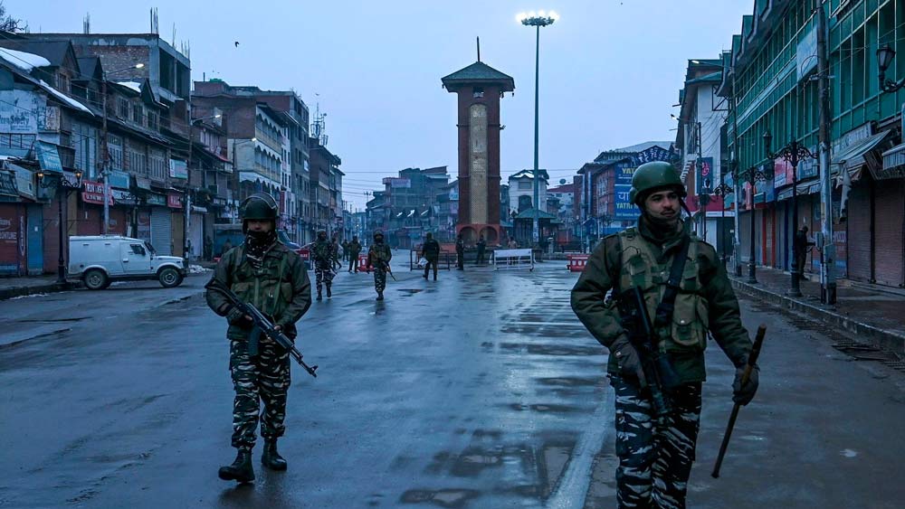 ভারতের কাছে রবিন অবশ্য এরও অনেক আগে থেকে অপ্রিয় ছিলেন। ভারতীয় সংবাদমাধ্যমে ১৯৯৩ সালে প্রথম বার তাঁর নাম ছাপা হয়। কাশ্মীরকে প্রকাশ্যে ‘বিতর্কিত অঞ্চল’ বলেছিলেন তিনি।