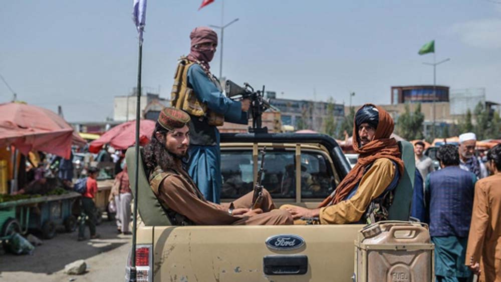 তাঁর পুরো নাম রবিন রাফেল। রবিন থেকে ‘লেডি তালিবান’ হয়ে ওঠার কাহিনিটা অবশ্য একটু আলাদা। তালিবানের মতো কট্টরপন্থী মানসিকতার মানুষ তিনি ছিলেন না। তালিব নেতাদের মতো নৃশংসও ছিলেন না। তা সত্ত্বেও তিনি ছিলেন ‘লেডি তালিবান’।