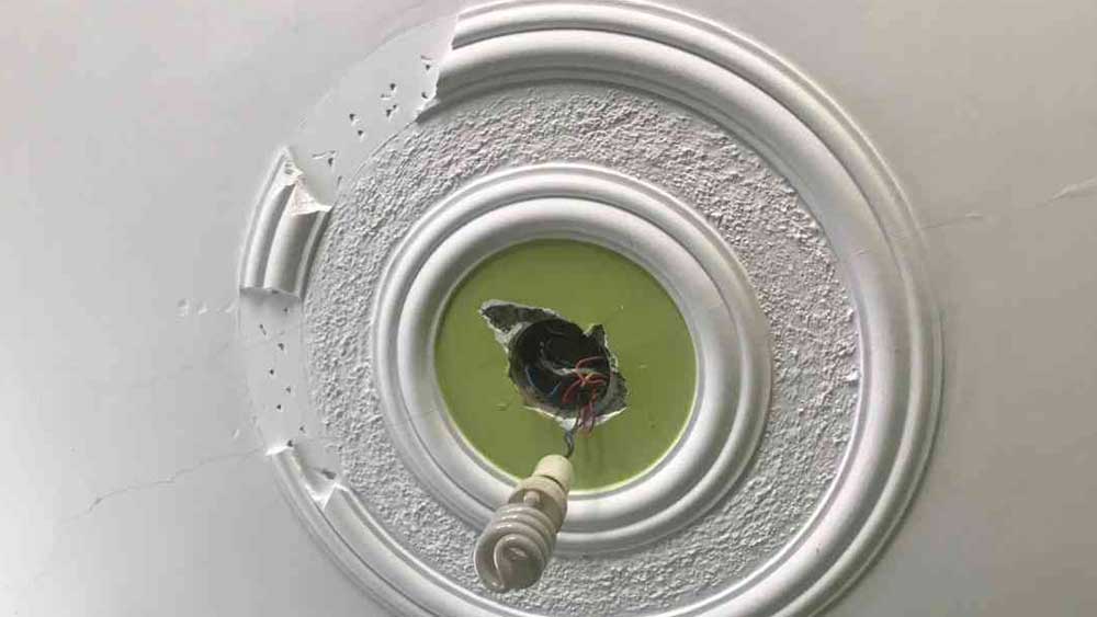 দেহদু’টি ছাদে পড়ার পর খসে পড়ে সালেকের বাড়ির দেওয়ালের পলেস্তারা। 