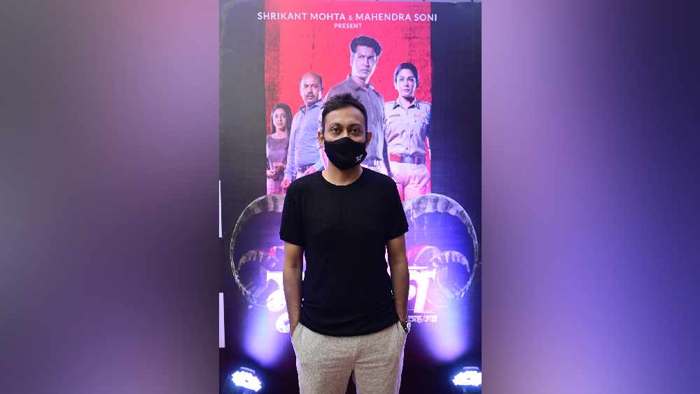 বাংলা তথা জাতীয় সিনেমার এক পরিচিত মুখ বিরসা দাশগুপ্ত। বিভিন্ন ধারার ছবিতে পরিচালনার দক্ষতা প্রকাশ করেছেন তিনি। ‘মুখোশ’ ছাড়াও তাঁর ঝুলিতে আছে ‘বিবাহ অভিযান’, ‘গ্যাংস্টার’, ‘ক্রিসক্রস’-এর মতো ছবি। সম্প্রতি ‘ব্ল্যাক  উইডোজ়’ সিরিজে তিনি বলিউডেও স্বকীয়তার ছাপ রেখেছেন।