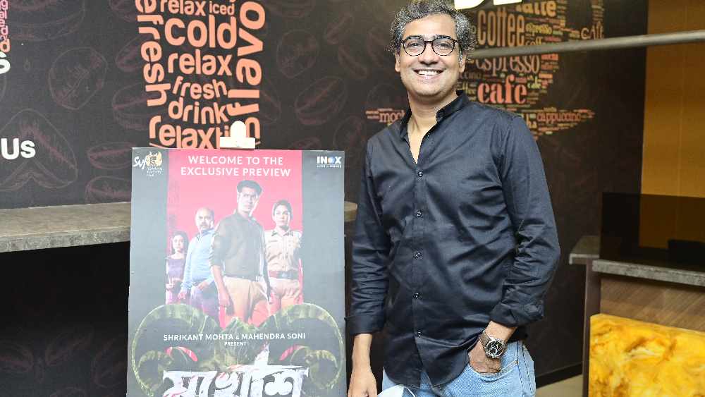 কৌশিক সেন বাংলা মঞ্চ ও ছবির দুনিয়ার অন্যতম জনপ্রিয় মুখ। ‘মুখোশ’-এও তিনি অত্যন্ত গুরুত্বপূর্ণ চরিত্রে অভিনয় করেছেন। এর আগে তাঁকে দেখা গিয়েছে ‘জুলফিকার’, ‘রাজকাহিনী’, ‘দৃষ্টিকোণ’, ‘ওপেন টি বায়োস্কোপ’-এর মতো জনপ্রিয় ছবিতে।