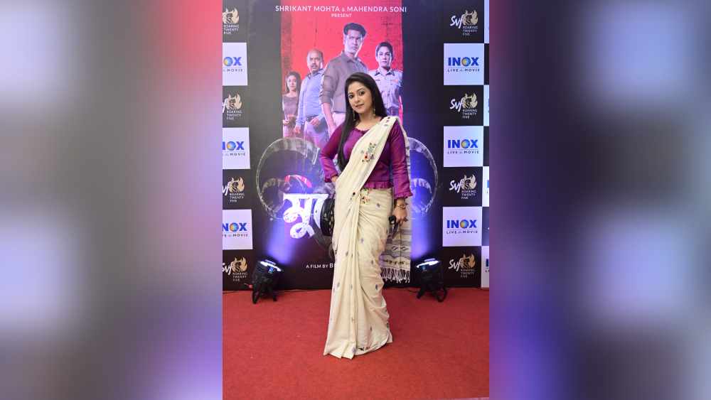 ‘মুখোশ’-এর মাধ্যমে বড় পর্দায় পা রাখলেন পায়েল দে। যদিও তিনি ছোট পর্দায় যথেষ্ট জনপ্রিয় মুখ। অনির্বাণের বিপরীতে এই ছবিতে তাঁকে অভিনয় করতে দেখা গিয়েছে।