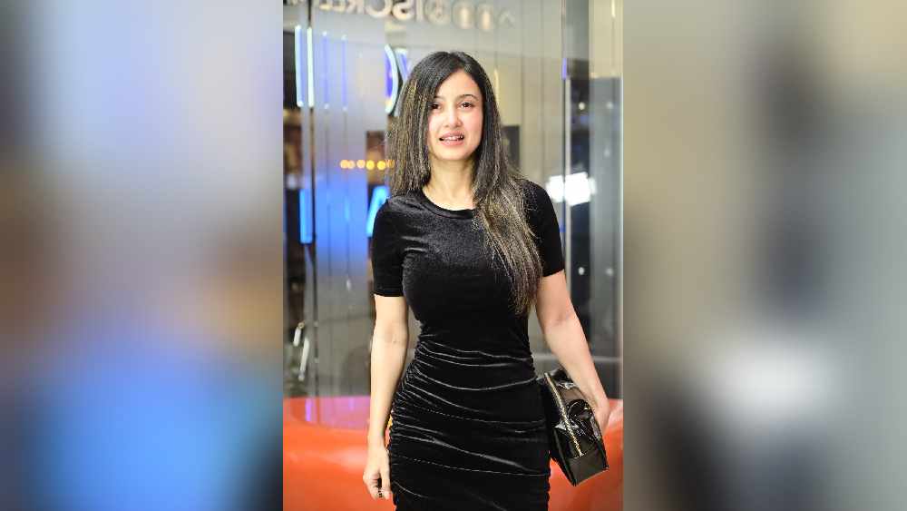 ‘ভূতের ভবিষ্যৎ’, ‘বেলা শেষে’, ‘মাটি’র মতো জনপ্রিয় ছবির কথা উঠলেই সামনে আসে মনামী ঘোষের নাম। বাংলা সিনেমা আর ছোট পর্দায় তাঁর অবাধ গতি। বহু বছর ধরেই তিনি বিভিন্ন ধারাবাহিকে অভিনয়ের দৌলতে দর্শকের কাছে 'ঘরের মেয়ে' মনামী। তিনিও এসেছিলেন প্রিমিয়ারে।