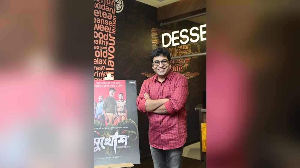 ‘দুর্গেশগড়ের গুপ্তধন’ আর ‘গুপ্তধনের সন্ধানে’র মতো সফল ও জনপ্রিয় সিনেমার পরিচালক ধ্রুব বন্দোপাধ্যায় বুধবার ‘মুখোশ-এর প্রিমিয়ারে উপস্থিত ছিলেন। তাঁর পরবর্তী ছবি দেব অভিনীত ‘গোলন্দাজ’-এর প্রথম ঝলক সিনে দুনিয়ায় প্রশংসা কুড়িয়েছে।