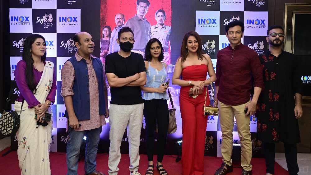 'মুখোশ'-এ রোমাঞ্চ ছড়িয়ে দিতে আবহ এবং গানের গুরুত্বপূর্ণ ভূমিকা রয়েছে। সেই দায়িত্ব অনায়াসে সামলেছেন নবারুণ বসু। এই ছবি ছাড়াও নবারুণ বসু ‘রেনবো জেলি’ ও ‘ট্যাংরা ব্লুজ়’-এর সঙ্গীত পরিচালনা করেন। অনির্বাণ চক্রবর্তী আপাতত বিখ্যাত ‘একেন বাবু’ এবং 'জটায়ু' হিসেবে।