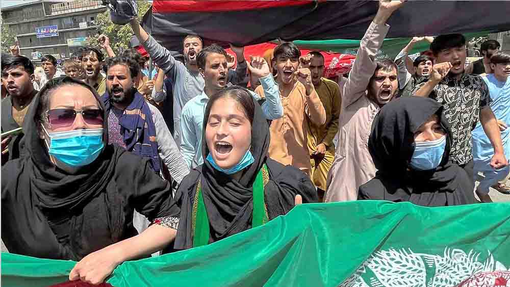 আফগানিস্তানের স্বাধীনতা দিবসে জাতীয় পতাকা হাতে তালিবান-বিরোধী বিক্ষোভ। বৃহস্পতিবার কাবুলে।