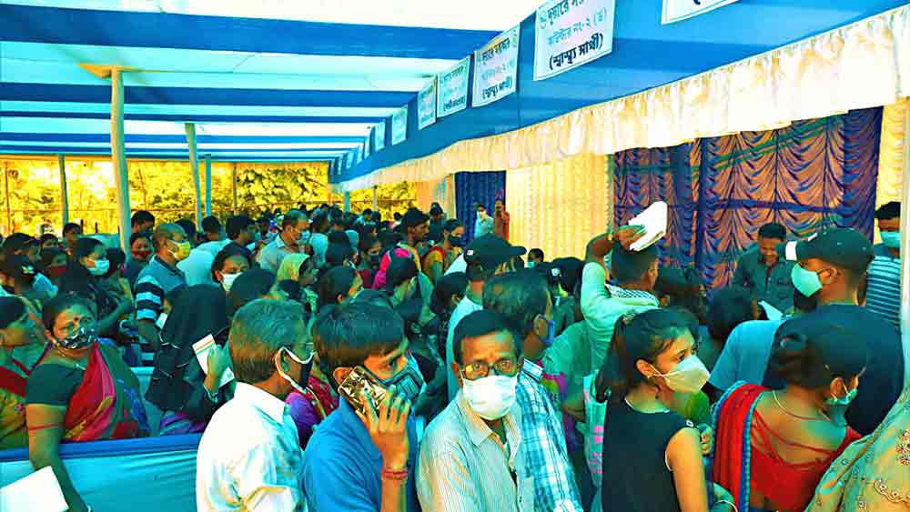 আসানসোলের আর্যকন্যা হাইস্কুলে ‘দুয়ারে সরকার’-এর শিবির। ‘উধাও’ দূরত্ববিধি। বৃহস্পরতিবার। 