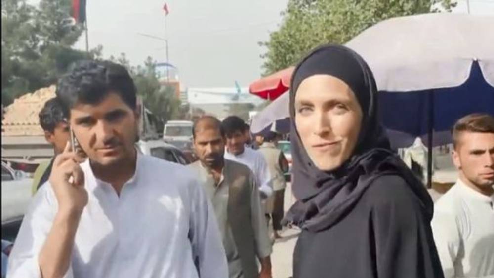 মুখ ঢাকুন! মহিলা  সাংবাদিককে হুমকি  তালিবানের, অল্পের জন্য  রক্ষা আলোকচিত্রীর