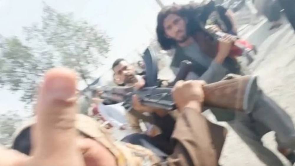 আক্রমণের মুহূর্তে তালিবান যোদ্ধা। 