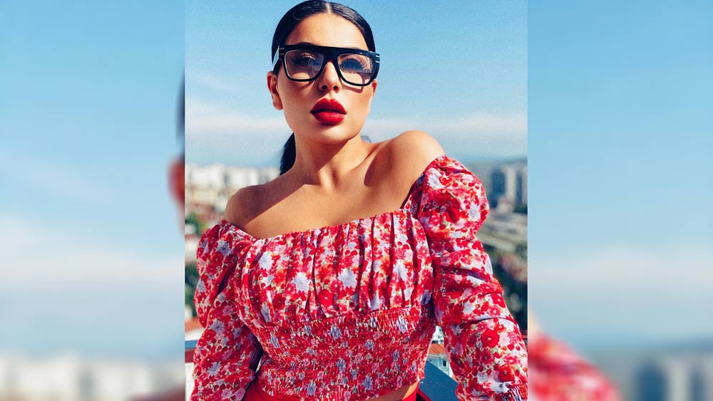 আমেরিকার উদ্ধারকারী বিমানে বসে থাকার ছবি ইনস্টাগ্রামে পোস্ট করে অনুগামীদের চিন্তামুক্ত করেছেন। তার আগে পর্যন্ত বিনিদ্র রাতের অভিজ্ঞতা খুব তাড়াতাড়ি ভাগ করে নেবেন বলেও আশ্বাস দিয়েছেন।