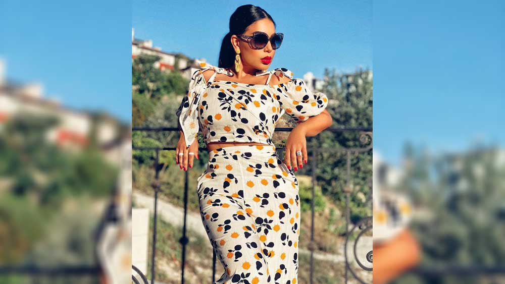 আরিয়ানা যখন আট বছরের, তখন মা-বাবার হাত ধরে পাকিস্তানের পেশোয়ারে চলে এসেছিলেন। তারপর সেখান থেকে সুইৎজারল্যান্ড। সঙ্গীতের প্রতি তাঁর ঝোঁক দেখে ১২ বছর বয়সেই একটি মিউজিক স্কুলে ভর্তি করে দিয়েছিলেন বাবা।