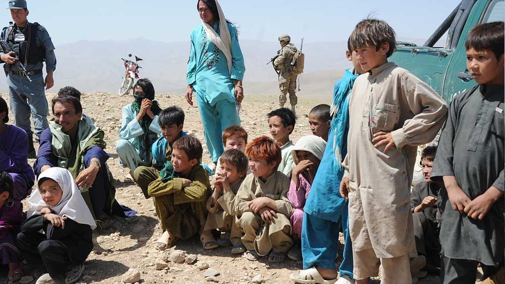 ১৯৮০ সালে কাবুলে হাজারা পরিবারে জন্ম ফহিমের। সংসারের অবস্থা ছিল দিন আনি দিন খাই। জন্ম থেকেই হিংসার পরিবেশে বড় হয়েছেন। তাই অস্থিরতার মধ্যেই কেটেছে শৈশব। কোনও রকমে পড়াশোনাটুকু করতে পেরেছিলেন। ঝরঝরে ইংরেজি বলা শিখেছিলেন। তাতেই স্কুলে পড়ানোর চাকরি জুটে গিয়েছিল। কিন্তু বেতন হিসেবে পেতেন নামমাত্র টাকা। তাই নিজের একমাত্র সম্বল, ভাঙাচোরা সাইকেল নিয়ে দূর দূরান্তে আলাদা করে ইংরেজি পড়াতে যেতেন।