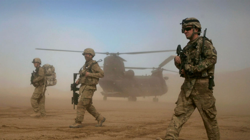 সেই সময় ফহিমের বয়স ২১। আচমকাই আফগানিস্তান ছেয়ে যায় যুদ্ধবিমান এবং ভারী বুটের শব্দে। ২০০১ সালে আমেরিকার ওয়ার্ল্ড ট্রেড সেন্টারে হামলা চালায় আল কায়দা। তার বদলা নিতে সৈন্যসামন্ত নিয়ে আফগানিস্তানে হাজির হয় আমেরিকা।