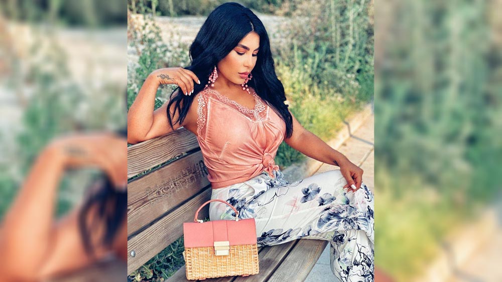 সেই থেকে আফগানিস্তানেই। তালিবানের রক্তচক্ষু উপেক্ষা করে দাপিয়ে বেড়িয়েছেন পুরো দেশ। বিভিন্ন অনুষ্ঠানে ছুটে গিয়েছেন। ‘আফগানিস্তানের কণ্ঠ’ হিসাবে সমাদৃত হয়েছেন। সাহসিকতার জন্য ‘ব্রেভারি অ্যাওয়ার্ড’ও পেয়েছেন।