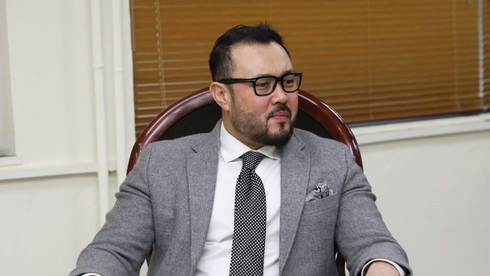 দোভাষী থেকে ধীরে ধীরে আমেরিকার বিশ্বস্ত হয়ে ওঠেন ফহিম। আমেরিকা এবং আফগান সেনাকে রসদ এবং সরঞ্জাম পৌঁছে দেওয়ার দায়িত্ব পান তিনি। ক্রমে অস্ত্রের ঠিকাদার হয়ে ওঠেন তিনি। আফগান সেনাকে জুতো, জ্বালানি এবং প্রয়োজনীয় সামগ্রী পাঠানোর কাজ নেন। একেবারে শুরুতে আমেরিকার সেনাকে ৬০০ ডলারের বিছানার চাদর সরবরাহ করে যাত্রা শুরু করেন তিনি।