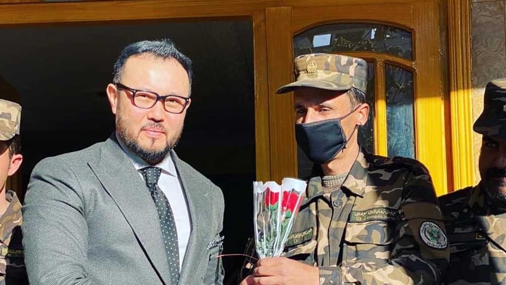 তবে নিজের ব্যবসায়িক বুদ্ধিকে এর শ্রেয় দিতে চান না ফহিম। তাঁর যুক্তি, ‘‘আফগানিস্তানের বাজারে সে ভাবে কোনও প্রতিযোগিতা নেই। আবার ঝুঁকিও রয়েছে। যিনি ব্রিটেনে বিনিয়োগ করবেন, তিনি আফগানিস্তানে ঝুঁকি নিতে চান না। তাই নিশ্চিন্তে ব্যবসা করা যায়।’’ আফগানিস্তানের মন্ত্রীও হয়েছেন ফহিম। ২০১৭ থেকে ২০২০ সাল পর্যন্ত সে দেশের টেলিকমিউনিকেশন এবং তথ্যপ্রযুক্তি মন্ত্রী ছিলেন তিনি।